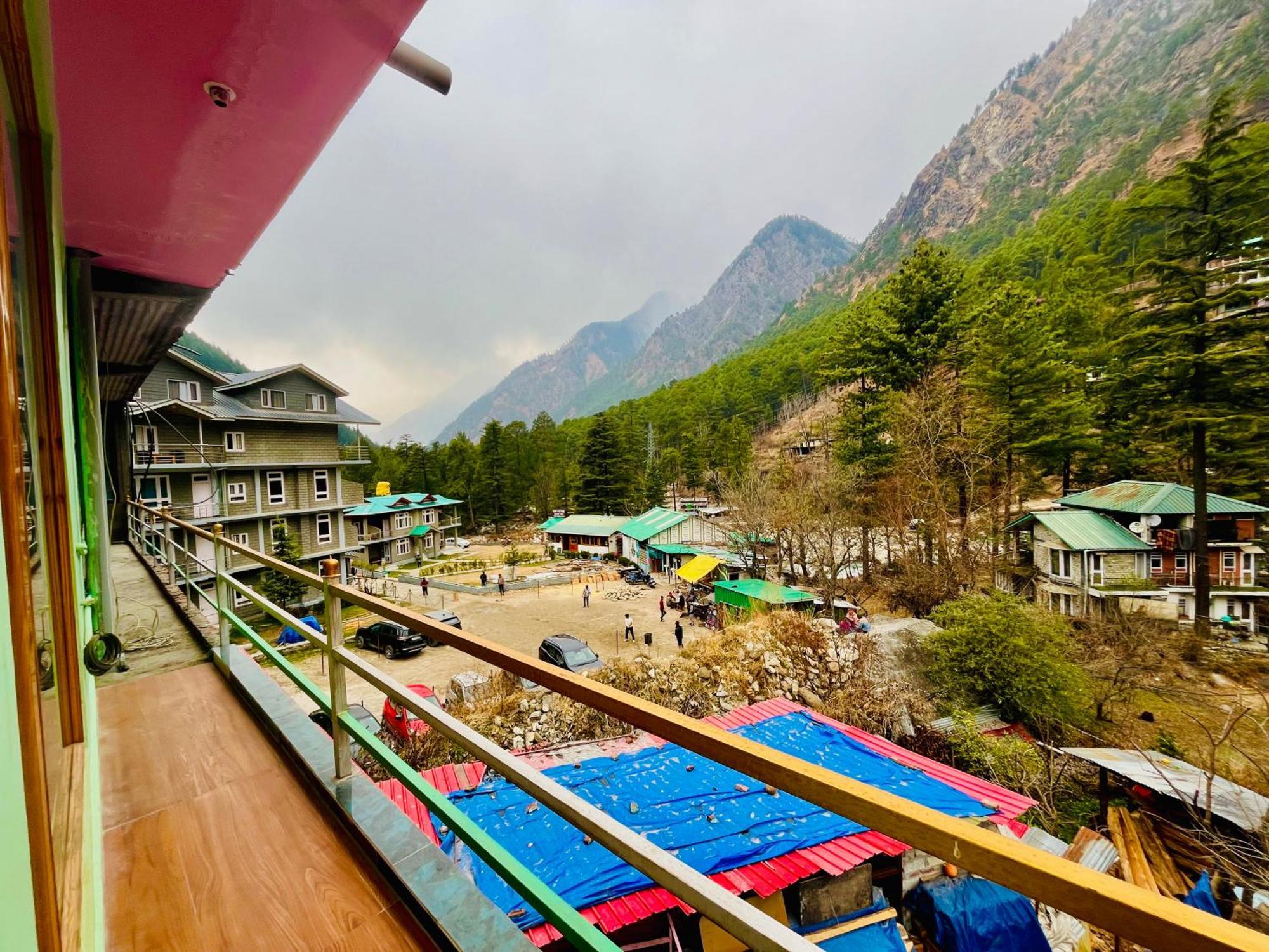 Russian Unit Kasol By Valley Екстериор снимка