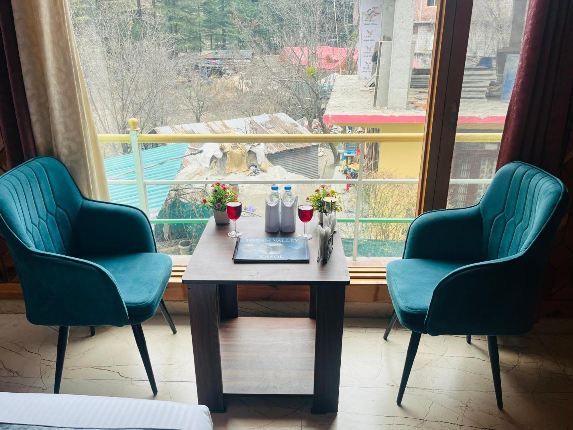 Russian Unit Kasol By Valley Екстериор снимка
